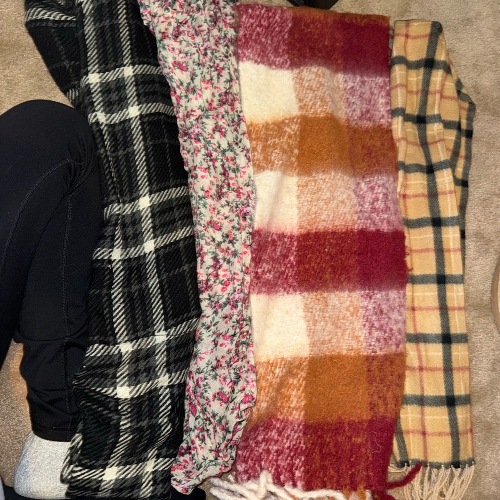 2 infinity scarves and 2 regular scarves